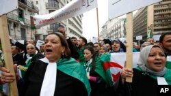 Des avocats algériens défilent à Alger, le 23 mars 2019, pour demander le départ du président Abdelaziz Bouteflika à la fin de son mandat prévu le 28 avril.