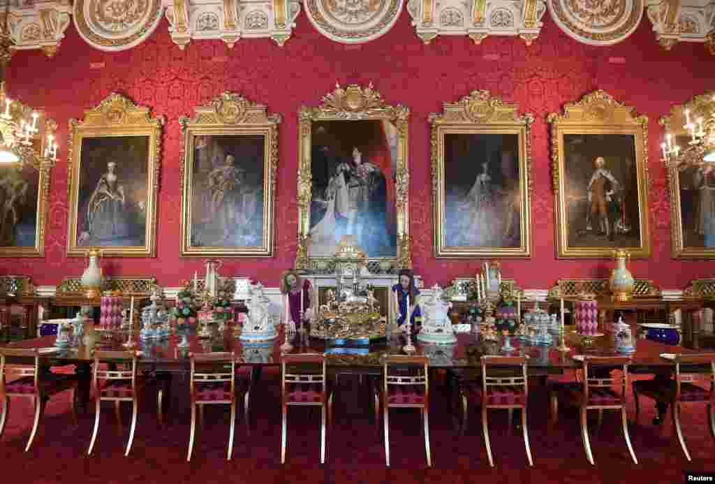 ہر چیز سے آراستہ ڈائننگ ٹیبل جسے آپ شاہی دسترخوان بھی کہہ سکتے ہیں۔