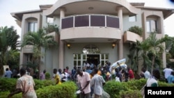 Des gens pillant la maison de François Compaoré, Ouagadougou, capitale du Burkina Faso, le 31 octobre 2014. 