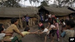 ကချင်ထိန်းချုပ်နယ်မြေအတွင်း လိုင်ဇာဒုက္ခသည်စခန်းတွင်းက ကလေးငယ်များ ကစားနေကြပုံ ( ဖေဖော်ဝါရီ ၁၂၊ ၂၀၁၂)