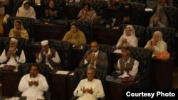 د خیبر پښتونخوا اسمبلۍ نوي منتخب شوؤ غړو دعا دپاره لاس پورته کړی دي. عکس کې د وزیراعلا د پاره نامزد شوی د تحریک انصاف مشر پرویز خټک هم لیدل کیږي