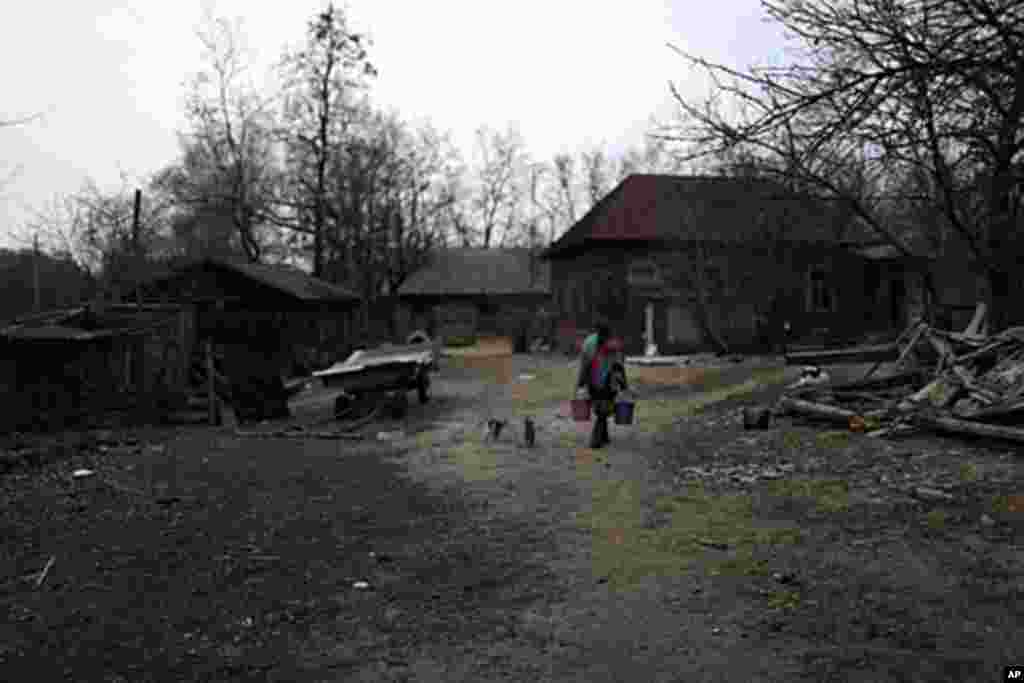 The village of Redkovka was once considered a central town. After the Chernobyl explosion in 1986, some 1,000 villagers abandoned their homes in fear of radiation risk, (VOA - D. Markosian, April 2011)