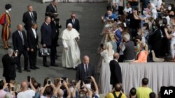 El Papa Francisco llega para su audiencia general, la primera en presencia de fieles desde febrero, cuando comenzó el brote de coronavirus, en el patio de San Dámaso, en el Vaticano, el miércoles 2 de septiembre de 2020.