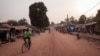 Un homme sur un vélo sur l'avenue de Paoua, dans le nord de la Centrafrique, le 27 décembre 2017.