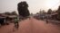 Un homme sur un vélo sur l'avenue de Paoua, dans le nord de la Centrafrique, le 27 décembre 2017.