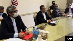 이란의 압바스 아라키 외교부 차관(중앙)이 2일 테헤란에서 핵 합의(JCPOA) 화상 회의에 참석했다. 