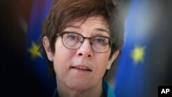 La ministre allemande de la Défense, Annegret Kramp Karrenbauer, à son arrivée pour une réunion des ministres de la Défense de l'UE au Conseil européen à Bruxelles, le 6 mai 2021.