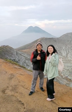 Sirojul Majid (Kiri) Bersama Teman -- Direktur sekaligus pendiri Kampung Mandarin Papar (Dokumentasi Kampung Mandarin Papar)