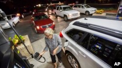 Gayle Brown fills up her car after waiting in line at a Sunoco gas station in Mt. Pleasant, South Carolina, Oct. 4, 2016 in advance of Hurricane Matthew which is expected to affect the South Carolina coast by the weekend. 