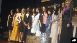 Para kontestan 'Miss World 2013' berfoto bersama seusai konferensi pers di Nusa Dua, Bali (VOA/Muliarta)