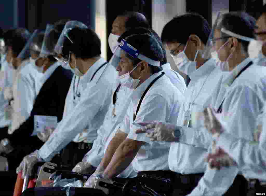 Yaponiyanın Naritada hava limanı işçiləri əlil arabasına ehtiyacı olan sərnişinləri gözləyir