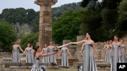 Los artistas participan en la ceremonia oficial de encendido de la llama de los Juegos Olímpicos de París, en la antigua Olimpia, Grecia, el martes 16 de abril de 2024.