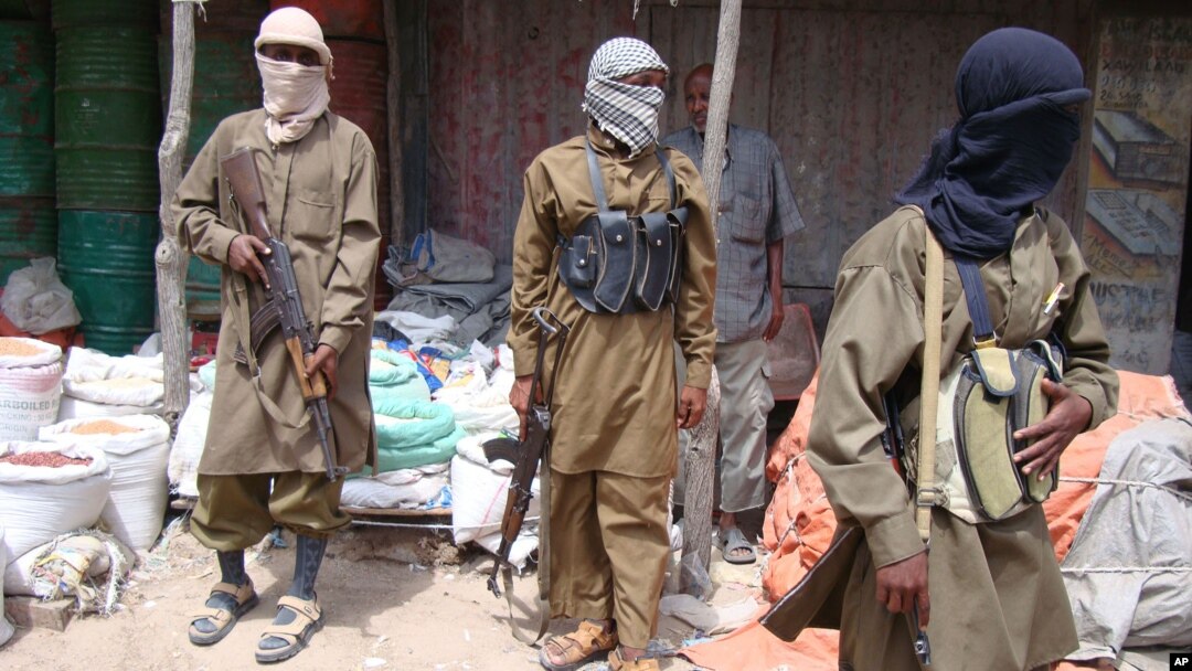 Para anggota kelompok militan Al-Shabab di Somalia (foto: ilustrasi). ISIS di Somalia dipimpin oleh Syekh Abdulkadir Mumin, mantan ilmuwan Al Shabab.