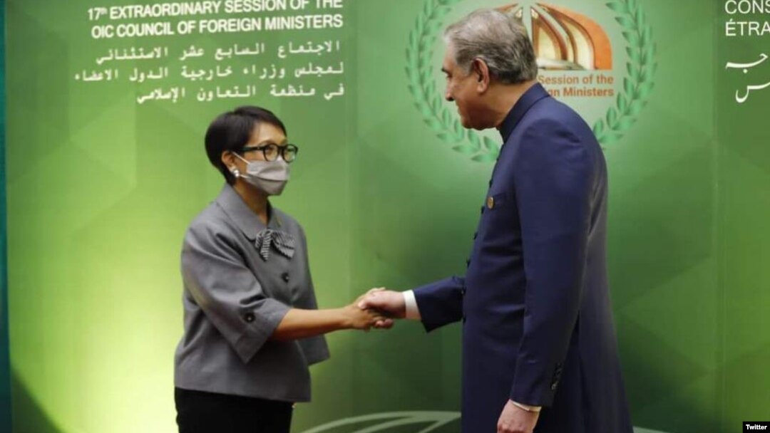 Menlu RI Retno Marsudi dan Menlu Pakistan Shah Mehmood Qureshi di sela-sela pertemuan OKI di Islamabad untuk membahas krisis Afghanistan (19/12) (foto: Twitter Menlu_RI). 