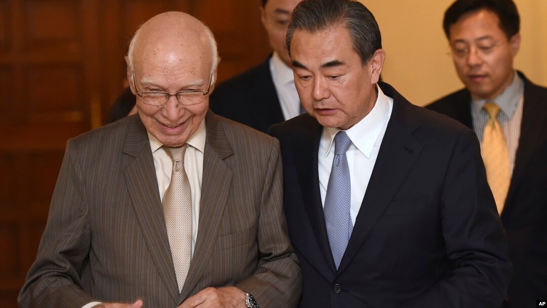 Visiting Chinese Foreign Minister Wang Yi, right, and Pakistan's adviser on foreign affairs Sartaj Aziz, left, leave after a press conference, in Rawalpindi, Pakistan, June 25, 2017. 
