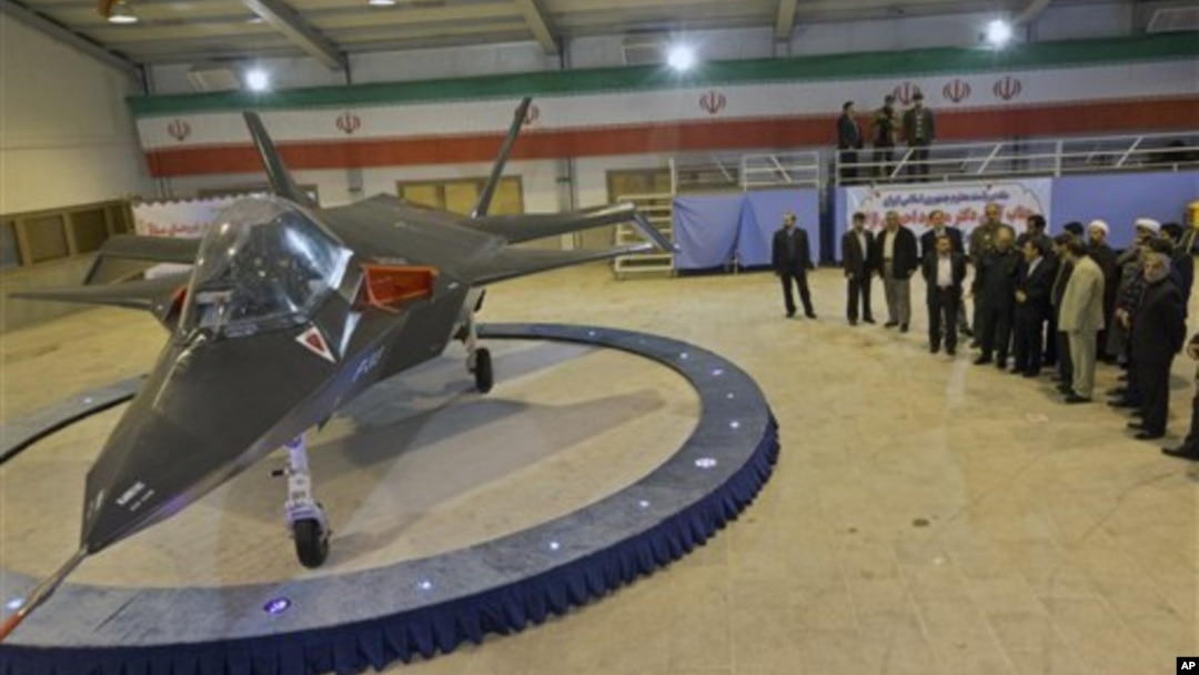 Jet tempur terbaru buatan Iran, Qaher-313, atau Dominant-313, diluncurkan oleh Presiden Mahmoud Ahmadinejad, didampingi para pejabat teras di Tehran (2/2). (Foto: AP)
