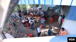 Villagers come to get their blood tested in Peam village, Muk Kompoul district, Kandal province where health officials suspect a mass infection of HIV, on Monday, Feb 22, 2016. (Photo: Aun Chhengpor/VOA Khmer)