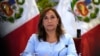 ARCHIVO - La presidenta peruana Dina Boluarte da una conferencia de prensa en el palacio de gobierno en Lima, Perú, el viernes 10 de febrero de 2023.
