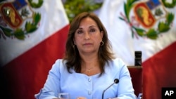 ARCHIVO - La presidenta peruana, Dina Boluarte, da una conferencia de prensa en el palacio de gobierno en Lima, Perú, el 10 de febrero de 2023. 
