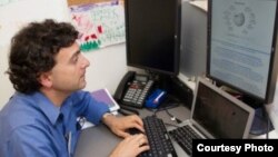 Dr. Amin Azzam, who leads a class in which medical students learn to edit Wikipedia content, works on a page. / Susan Merrell/UCSF News Services