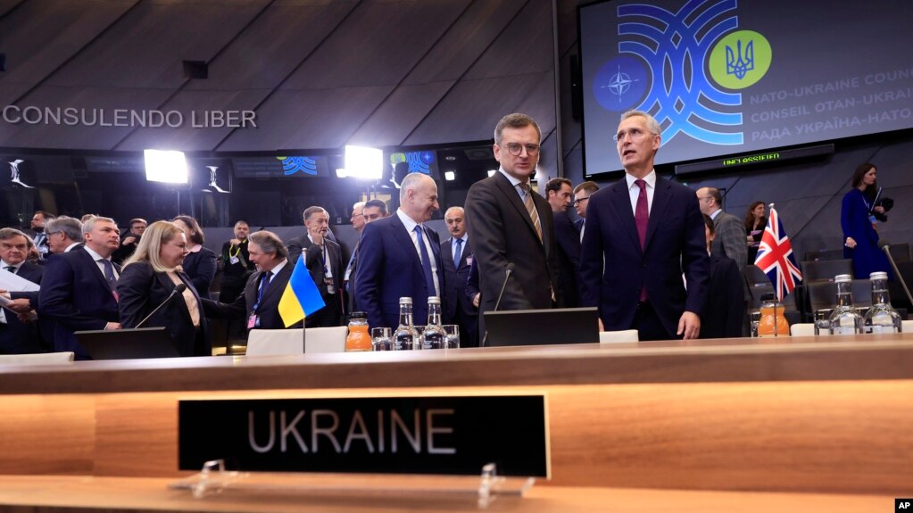 Генеральний секретар НАТО Єнс Столтенберг та міністр закордонних справ України Дмитро Кулеба під час засідання Ради "Україна-НАТО" у штаб-квартирі альянсу в Брюсселі 4 квітня 2024 року. Фото: AP/Geert Vanden Wijngaert 
