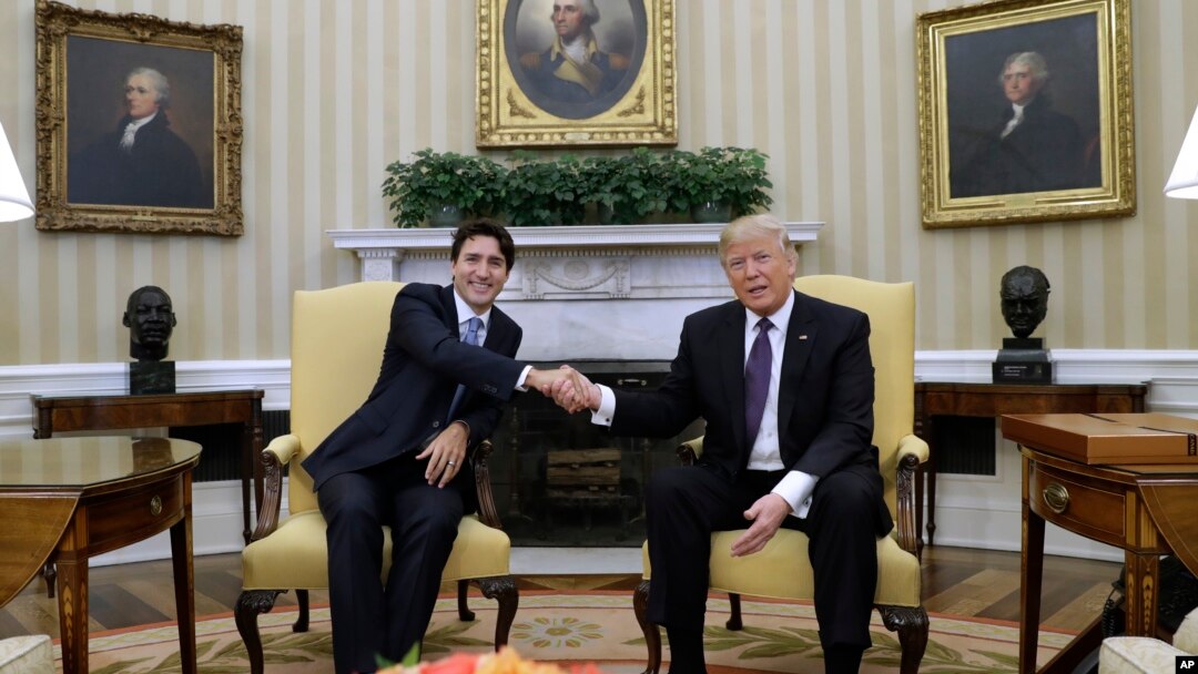 Kanadski premijer Džastin Trudo i predsednik SAD Donald Tramp rukuju se tokom prvog susreta u Beloj kući, 13. februar 2017