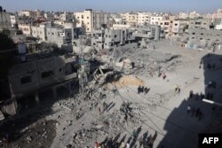 Palestinski civili pretražuju ruševine nakon izraelskog bombardovanja RAfe, na jugu Pojasa Gaze, 7. novembra 2023.