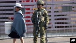 ARCHIVO - Un soldado hace guardia en los perímetros del Museo Pumapungo, sede de la 29ª cumbre Iberoamericana, en Cuenca, Ecuador, el 15 de noviembre de 2024.