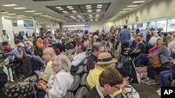 US airport people waiting for coronavirus screening 