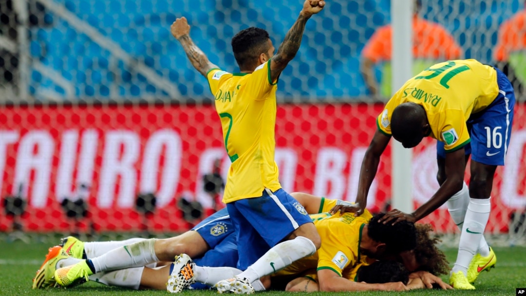 Cầu thủ Brazil vui mừng sau khi ghi bàn thắng thứ 3 trong trận mở màn tại sân vận động Itaquerao ở Sao Paulo, Brazil, 12/6/14