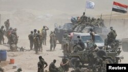 Iraqi federal police gather with Shi'ite fighters near Falluja, Iraq, May 24, 2016. 