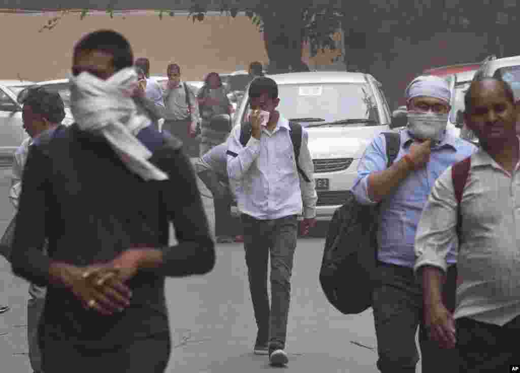 Les habitants de New Delhi sont obligés de se protéger le visage pendant la tempête de sable le 2 mai 2018.