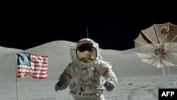 Phi hành gia Eugene Cernan, 1 trong 3 phi hành gia trong chuyến thám hiểm không gian Apollo 17. Các phi hành gia đã mang về một số mẫu đá mặt trăng
