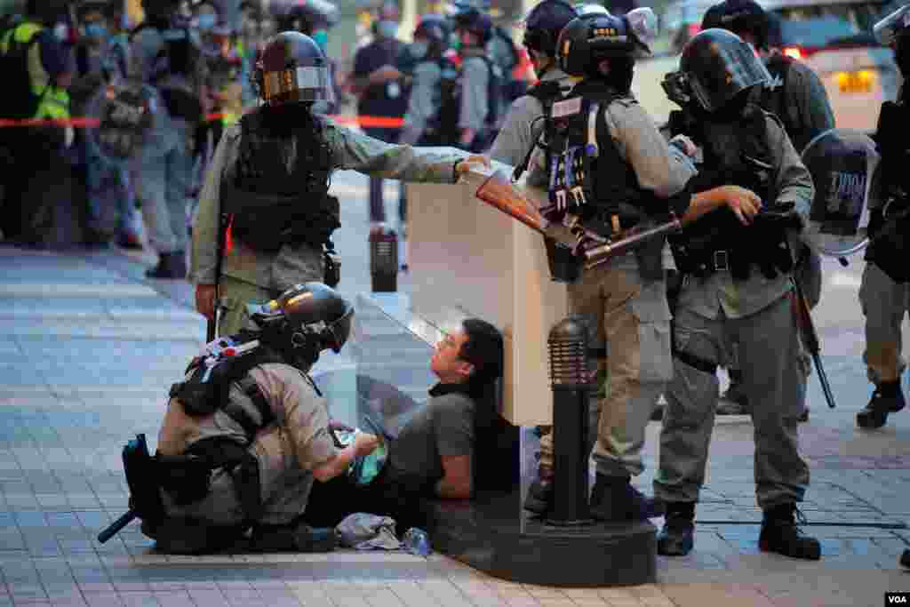 중국의 ‘홍콩 국가보안법’이 본격 시행된 첫날이자 홍콩 주권 회귀 23주년 기념일에 홍콩 경찰이 시위대를 체포하고 있다.