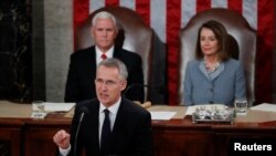 El secretario general de la OTAN, Jens Stoltenberg durante una sesión conjunta del Congreso de Estados Unidos junto al vicepresidente Mike Pence y la líder de la Cámara de Representantes, Nancy Pelosi, el 3 de abril del 2019. 