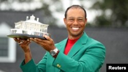 Pegolf Tiger Woods ketika menjuarai turnamen golf "Masters" di Augusta, Georgia, 14 April 2019 (foto: dok). 