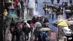 En Times Square, en Manhattan, turistas y residentes sufren las inclemencias del tiempo.