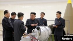 北韓領導人金正恩視察核設施。
