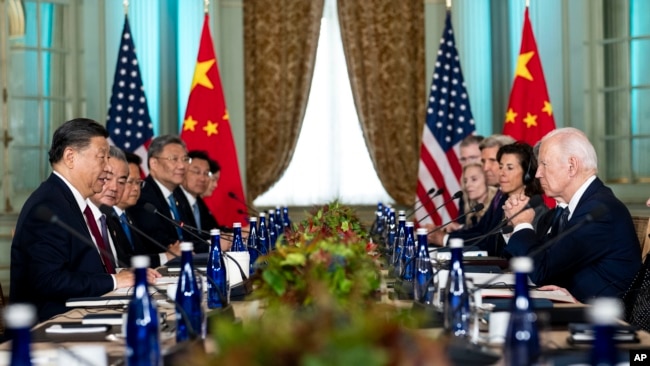Biden ve Xi Jinping bir yıl aradan sonra yüz yüze görüştü