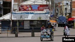 La ville de Desaguadero, du côté bolivien de la frontière avec le Pérou, après l'annonce par le gouvernement péruvien de la fermeture de la frontière causée par la pandemie de Covid 19, le 17 mars 2020. (Photo Reuters/David Mercado)