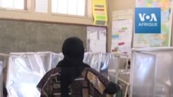 COVID-19: une école du Cap installe des écrans de protection dans les classes