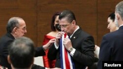 Rodrigo Chaves jura como nuevo presidente de Costa Rica, en San José. AFP