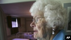 Alberta Kirkpatrick, 90 tahun, mengunjungi lagi tempat tinggalnya dulu semasa kanak-kanak di Shaker Village di Canterbury, New Hampshire. Tempat itu sekarang dijadikan museum (foto: Dok). 