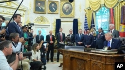 Дональд Трамп отвечает на вопросы прессы в Овальном кабинете Белого дома. 29 сентября 2026 г. AP.