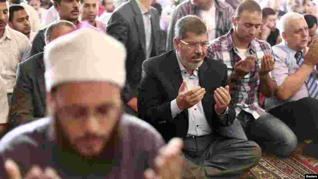 Muslim Brotherhood&#39;s presidential candidate Mohamed Morsi attends Friday prayers at a mosque in Cairo.