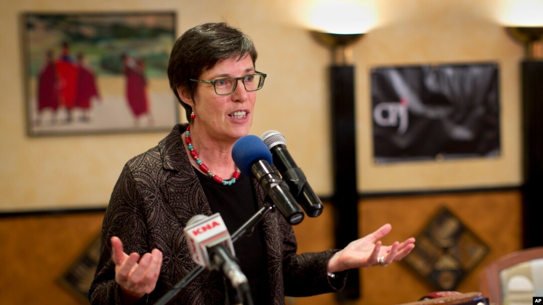 Koordinator program Afrika, Komite bagi Perlindungan Wartawan atau CPJ, Sue Valentine memberikan keterangan mengenai kondisi kebebasan pers di Afrika dalam konferensi pers di Kenya (foto: dok).