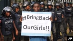 Une manifestante avec le slogan "Bring Back Our Girls" à Abuja, Nigeria, le 14 octobre 2014.