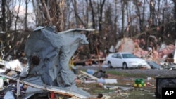 Suasana di kota kecil Brookport, negara bagian Illinois, pasca hantaman tornado hari Minggu (17/11).