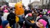 Kellen McCluskey dari Eastern Shore ikut dalam pawai Women's March di depan Freedom Plaza, Washington D.C., 18 Januari 2020. (Foto: AP)