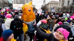 Kellen McCluskey dari Eastern Shore ikut dalam pawai Women's March di depan Freedom Plaza, Washington D.C., 18 Januari 2020. (Foto: AP)